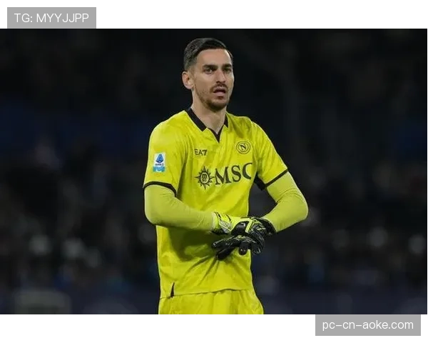 特写镜头：那不勒斯门将冲出禁区完成关键解围后的振臂高呼